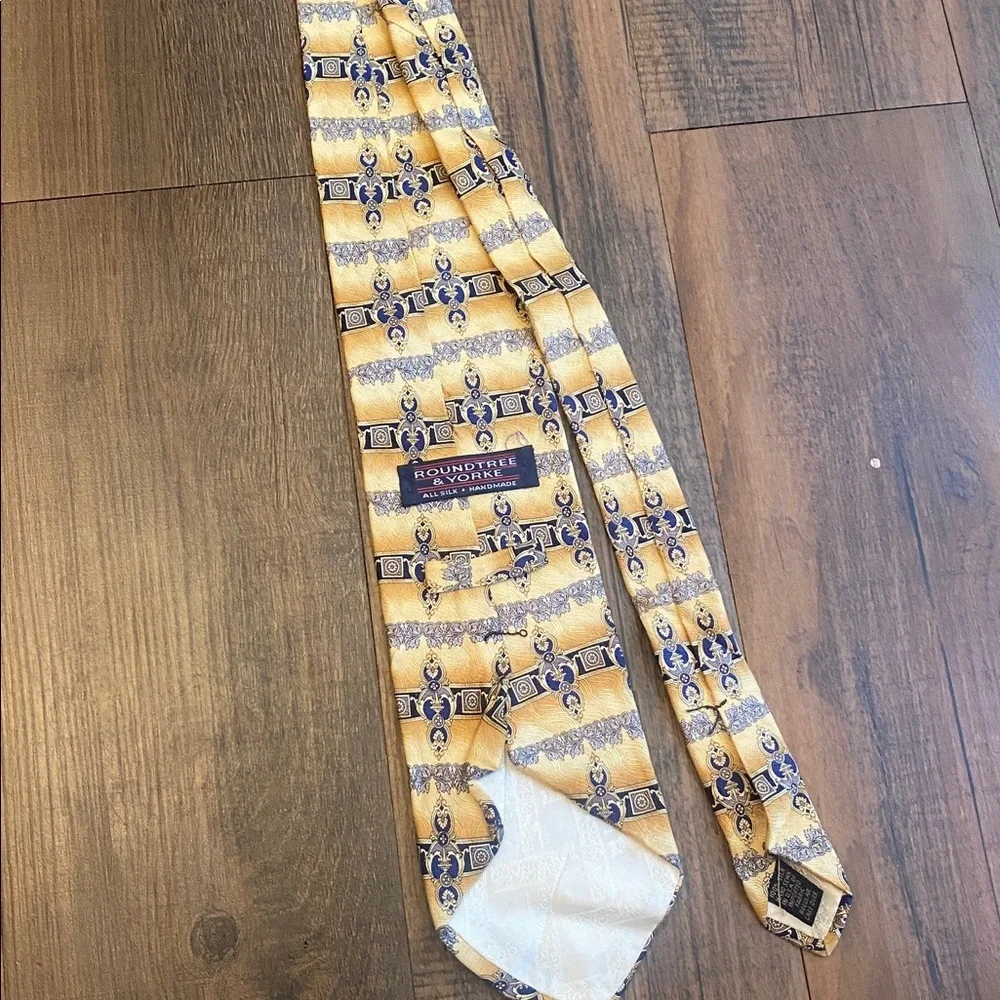Roundtree & Yorke 100% silk Gold and Navy Silk Tie